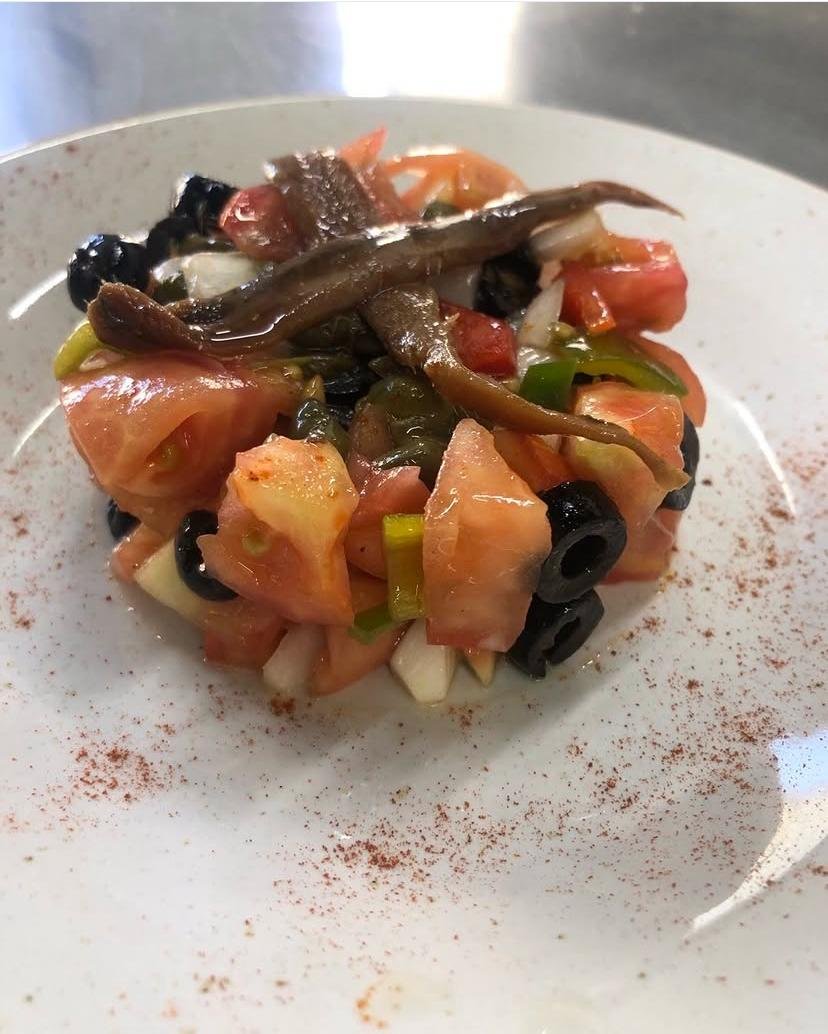 Plat mediterrani amb tomàquet, olives i anxova